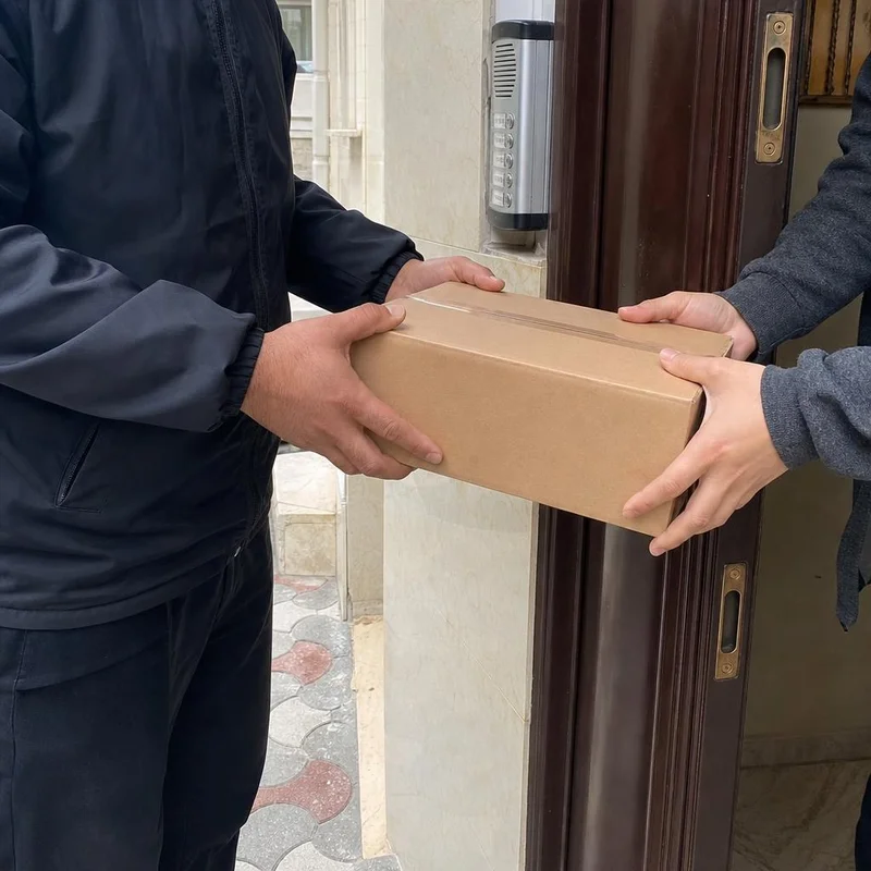 Kurye kapıda paketi teslim ediyor